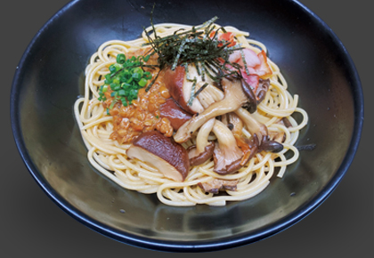  志めじ、椎茸、ベーコンと納豆の和風すぱ