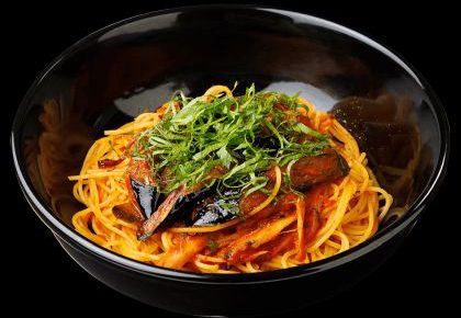  香ばしベーコンとナスごぼうのアマトリチャーナ