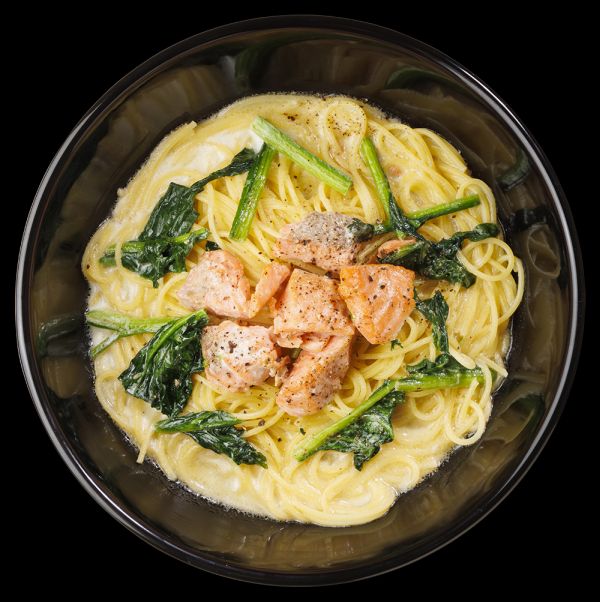 サーモンとほうれん草のクリームソースすぱ